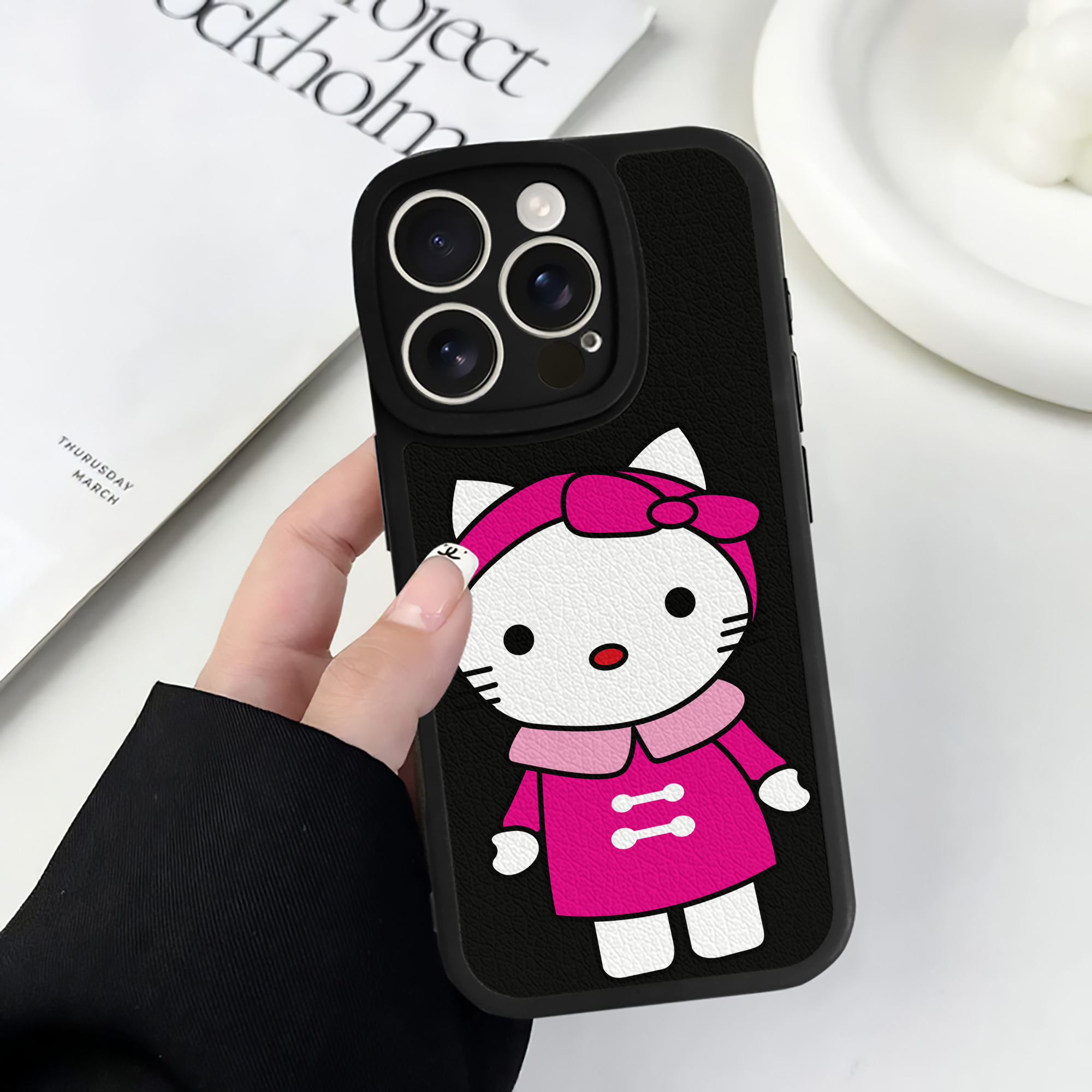 （画像用） Hello Kitty ハローキティ 【iPhone 16シリーズ対応】シリコンスマホケース（レザー調） 材質：シリコン